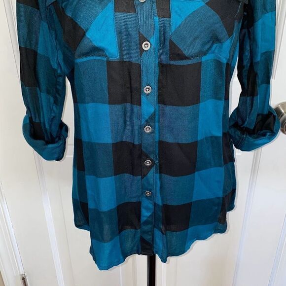 🔥3/$20🔥 New York & Company button up blouse with back crochet cutout size XS - Picture 3 of 10